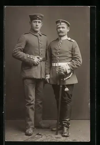 Foto-AK Uniformfoto zweier Soldaten in Feldgrau