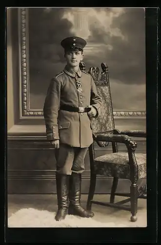 Foto-AK junger Uffz. in Feldgrau Uniform Rgt. 167 mit Eisernes Kreuz Orden