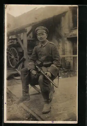 Foto-AK Uffz. in Uniform L.B.E.B. 14 mit Gewehr