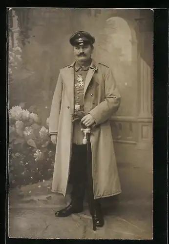 AK Soldat mit Eisernem Kreuz und Degen, Uniformfoto