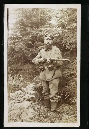 Foto-AK Soldat Claus Lattmann in Uniform Landw. Inf. Rgt. 75 im russischen Unterholz
