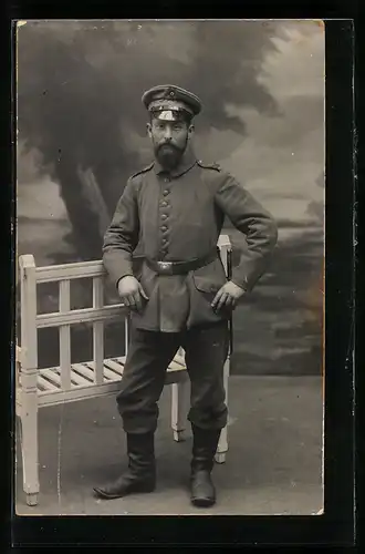 Foto-AK Soldat in Feldgrau Uniform Rgt. 24 mit Bajonett