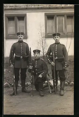 Foto-AK Soldaten des Feld. Art. Rgt. 88 in Uniform mit Gewehr