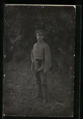 Foto-AK Uffz. in Feldgrau Uniform Rgt. mit Pistolentasche