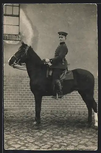 Foto-AK Soldat auf seinem Reitpferd