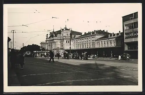 AK Brünn / Brno, Passanten vor dem Bahnhof