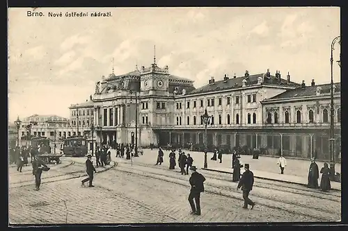 AK Brünn / Brno, Strassenbahnen am Bahnhof