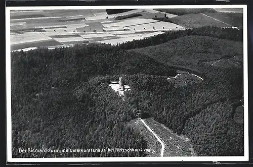 AK Netzschkau i. Vogtl., Der Bismarckturm mit Unterkunftshaus, Fliegeraufnahme