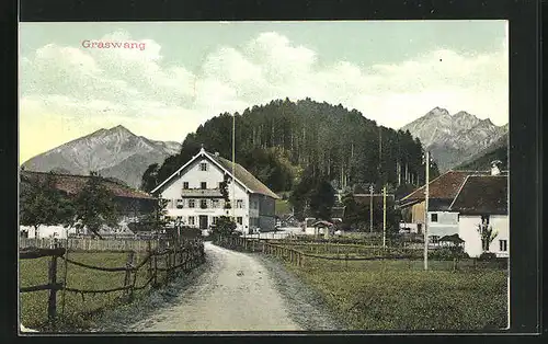 AK Graswang, Blick vom Ortseingang auf Gebäude und Gebirgszüge