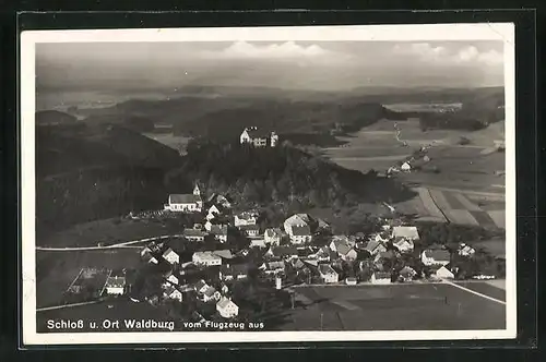 AK Waldburg, Blick über Ort und Schloss vom Flugzeug aus, Fliegeraufnahme
