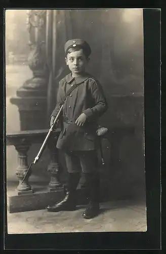 Foto-AK Kleiner Soldat in Uniform, Kinder Kriegspropaganda
