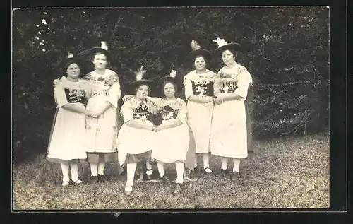 Foto-AK Gruppe von Frauen in bayerischer Tracht auf einer Wiese