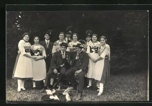 Foto-AK Gruppe von Männern und Frauen in bayerischer Tracht