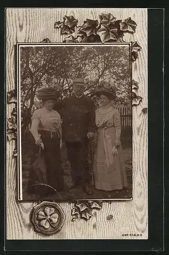 Foto-AK Herr mit zwei Damen unter einem Baum im Garten im Passepartoutrahmen