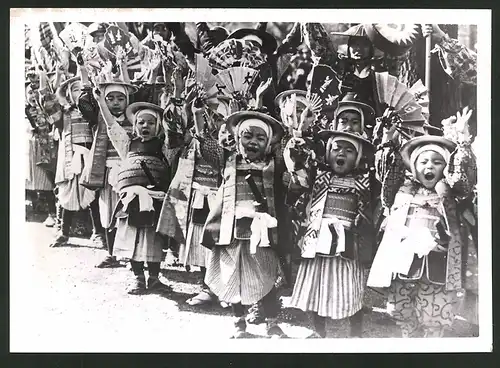 Fotografie Jahrestag der Thronbesteigung des Kaisers Jimmu - Kinder in alter Kriegstracht vor dem Tempel des Yasakuni