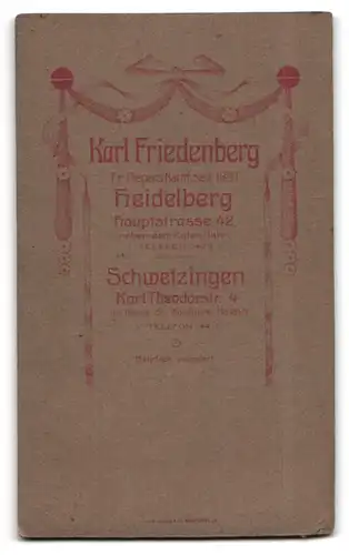 Fotografie Karl Friedenberg, Heidelberg, Portrait niedliches Kleinkind im weissen Hemd auf Fell sitzend
