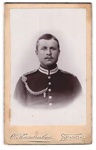 Fotografie O. Kaschubec, Berlin-Spandau, Portrait Soldat in Uniform mit Kordel