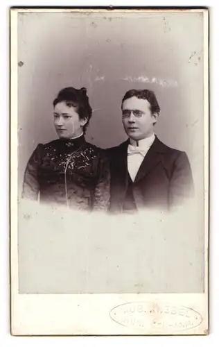 Fotografie Aug. Knebel, Winningen a. d. M., Portrait bürgerliches Paar in eleganter Kleidung