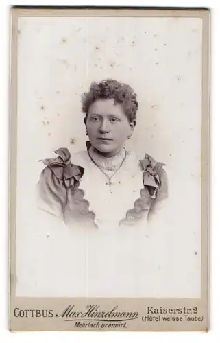 Fotografie Max Hinzelmann, Cottbus, Portrait bürgerliche Dame mit Kreuzkette