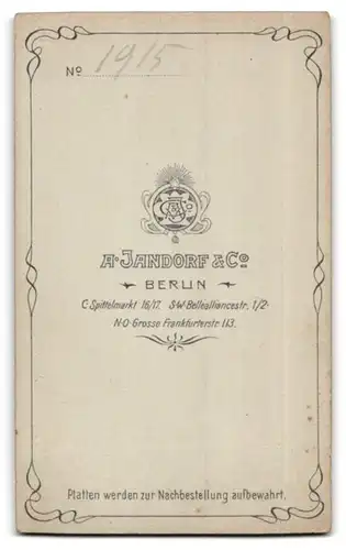 Fotografie A. Jandorf & Co., Berlin, Portrait bürgerliche Dame mit Kragenbrosche und Halskette