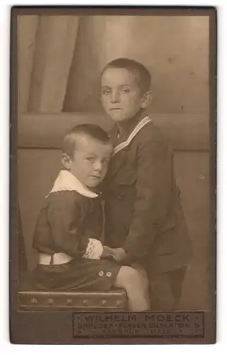 Fotografie Wilhelm Moeck, Dresden-Plauen, Portrait zwei kleine Jungen in zeitgenössischer Kleidung