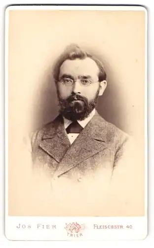 Fotografie Jos. Fier, Trier, Portrait stattlicher Herr mit Brille und Vollbart