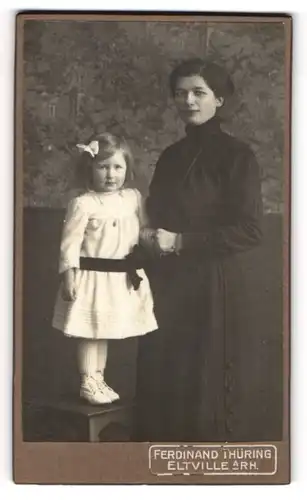 Fotografie Ferdinand Thüring, Eltville a / Rh., Portrait bürgerliche Dame mit kleinem Mädchen an der Hand