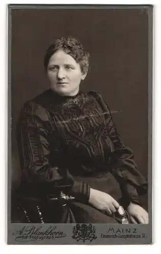 Fotografie Albert Blankhorn, Mainz, Portrait bürgerliche Dame mit Zwicker auf Stuhl sitzend