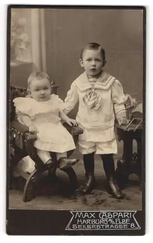 Fotografie Max Caspari, Harburg a / d. Elbe, Portrait Kinderpaar in hübscher Kleidung