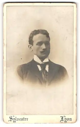 Fotografie Sylvestre, Lyon, Portrait junger Herr im Anzug mit Krawatte und Schnurrbart