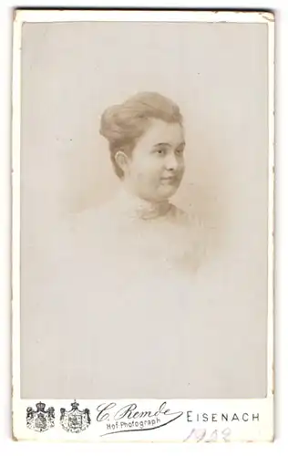 Fotografie Carl Remde, Eisenach, Portrait junge Dame in zeitgenössischer Kleidung