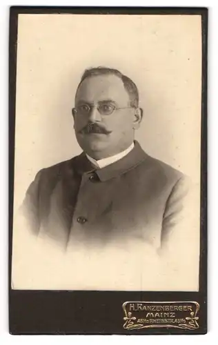 Fotografie H. Ranzenberger, Mainz, Portrait stattlicher Herr mit Brille und Schnurrbart