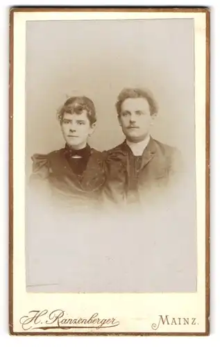 Fotografie H. Ranzenberger, Mainz, Portrait bürgerliches Paar in hübscher Kleidung