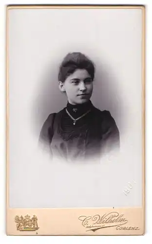 Fotografie C. Wilhelm, Coblenz, Portrait junge Dame im schwarzen Kleid mit Halskette