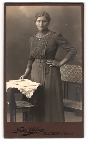 Fotografie Fritz Leidner, Idstein im Taunus, Portrait bürgerliche Dame mit Buch an Tisch gelehnt