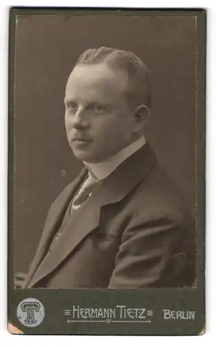 Fotografie Hermann Tietz, Berlin, Portrait bürgerlicher Herr im Anzug mit Krawatte
