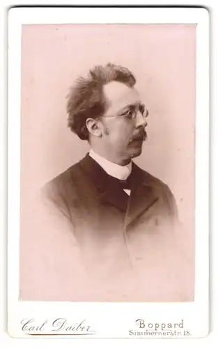 Fotografie Carl Daiber, Boppard, Portrait stattlicher Herr mit Brille und Schnurrbart