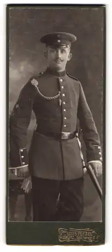 Fotografie Louis Penzel, Görlitz, Portrait stattlicher Soldat in interessanter Uniform