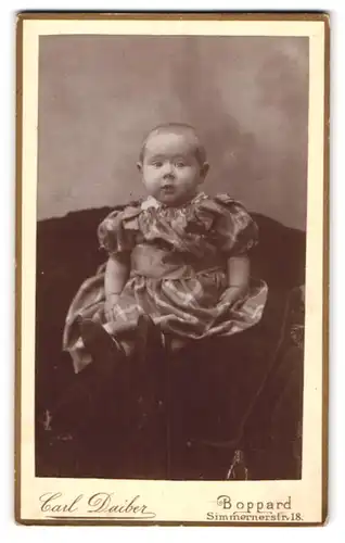 Fotografie Carl Daiber, Boppard, Portrait zuckersüsses Baby im gerüschten Kleidchen