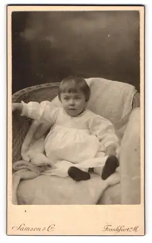 Fotografie Samson & Co., Frankfurt / Main, Portrait bildschönes kleines Mädchen im weissen Taufkleidchen