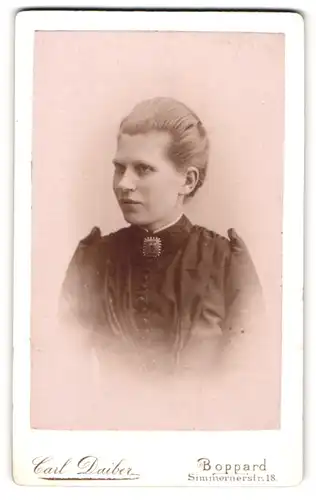 Fotografie Carl Daiber, Boppard, Portrait junge Dame im schwarzen Kleid mit Kragenbrosche