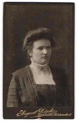 Fotografie August Döpke, Bremen, Portrait junge Dame im hübschen Kleid