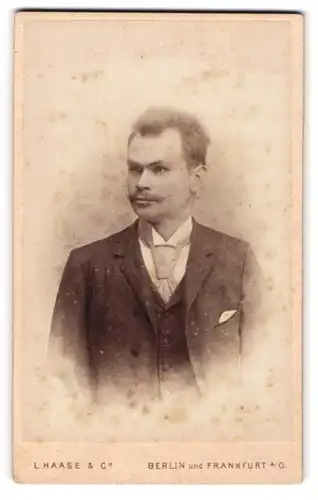 Fotografie L. Haase & Co., Berlin, Portrait junger Herr im Anzug mit Krawatte und Zwirbelbart