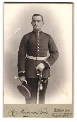 Fotografie Hermann Tietz, Berlin-SW, Portrait Soldat in Uniform mit Schirmmütze und Degen