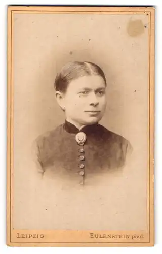 Fotografie Eulenstein, Leipzig, Portrait junge Dame mit zurückgebundenem Haar