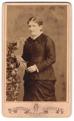 Fotografie J. Deppeler, Biel, Portrait bürgerliche Dame in zeitgenössischer Kleidung