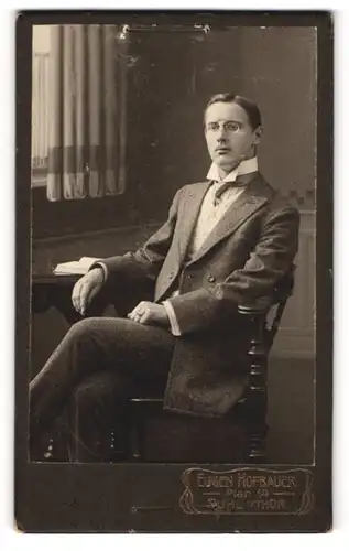 Fotografie Eugen Hofbauer, Suhl i / Thür., Portrait bürgerlicher Herr mit Buch am Tisch sitzend
