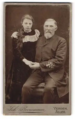 Fotografie Joh. Bornemann, Verden / Aller, Portrait bürgerlicher Herr mit weissem Bart junges Mädchen an der Hand haltend
