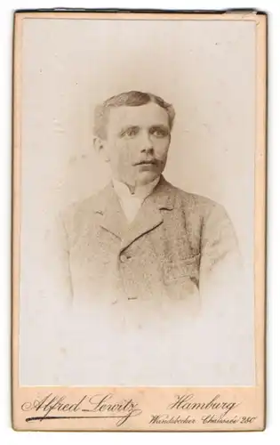 Fotografie Alfred Lewitz, Hamburg, Portrait junger Herr im Anzug mit Krawatte