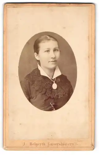 Fotografie J. Helgerth, Kaiserslautern, Portrait bürgerliche Dame mit Amulett